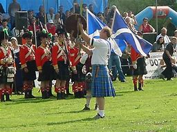 Spierballen laten zien tijdens de Highland games?